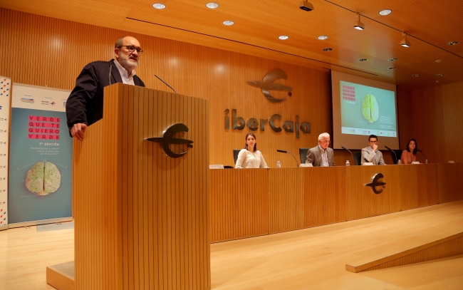 Mesa de los ponentes y presentación de Juan Barbacil